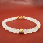 Bracciale di design ornato con sfere sfaccettate da 4-6mm di gemma di pietra di luna originale e argento 925 placcato oro.