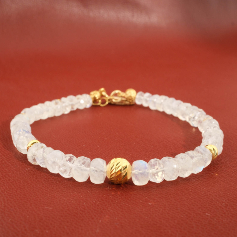 Bracciale di design ornato con sfere sfaccettate da 4-6mm di gemma di pietra di luna originale e argento 925 placcato oro.