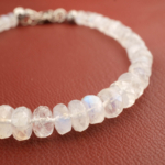 Bracelet raffiné orné de perles rondelles facettées de 4-6mm en pierre de lune naturelle originale et argent 925.