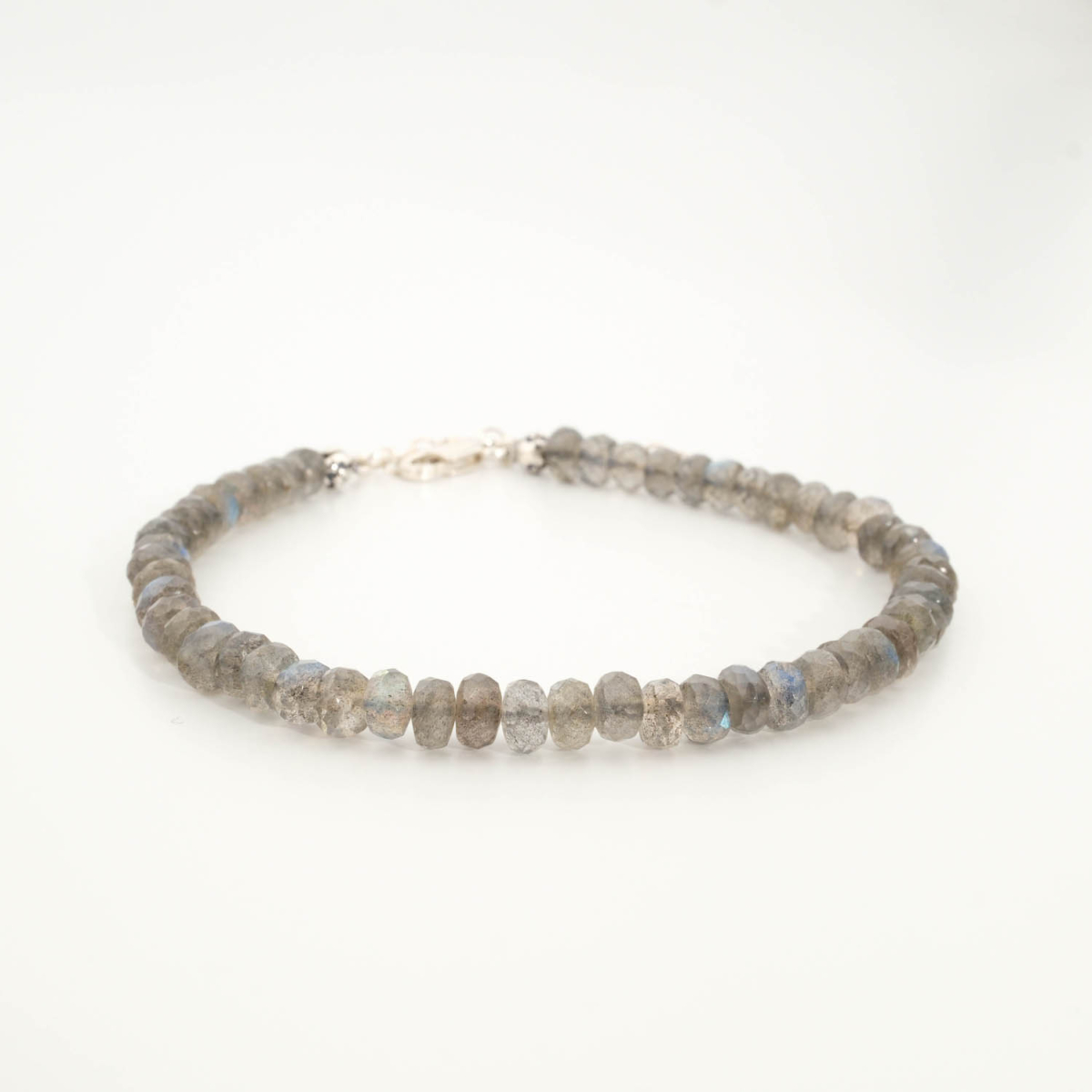 Bracciale di design ornato con sfere sfaccettate da 3,5-5,5mm di gemma di labradorite originale e argento 925.