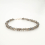 Bracciale di design ornato con sfere sfaccettate da 3,5-5,5mm di gemma di labradorite originale e argento 925.