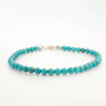 Bracciale di design minimale ornato con sfere da 4mm di gemma di turchese originale e chiusura in argento 925.