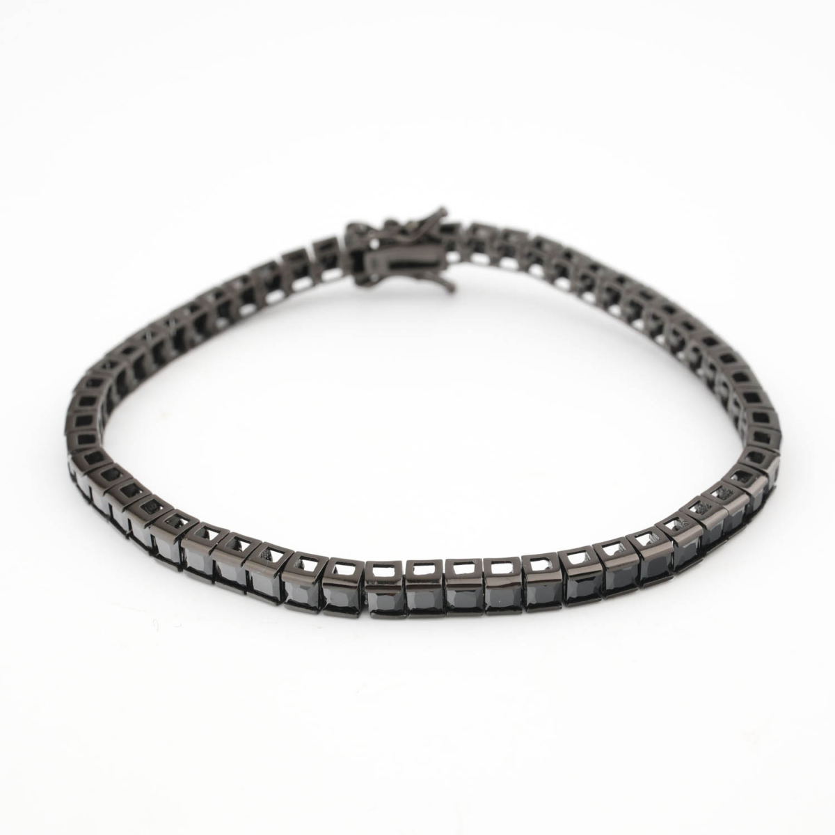 Pulsera tennis de diseño de lujo en plata de ley 925 con baño negro, adornada con piedras de ónice negro natural de corte facetado cuadrado.