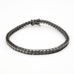 Pulsera tennis de diseño de lujo en plata de ley 925 con baño negro, adornada con piedras de ónice negro natural de corte facetado cuadrado.
