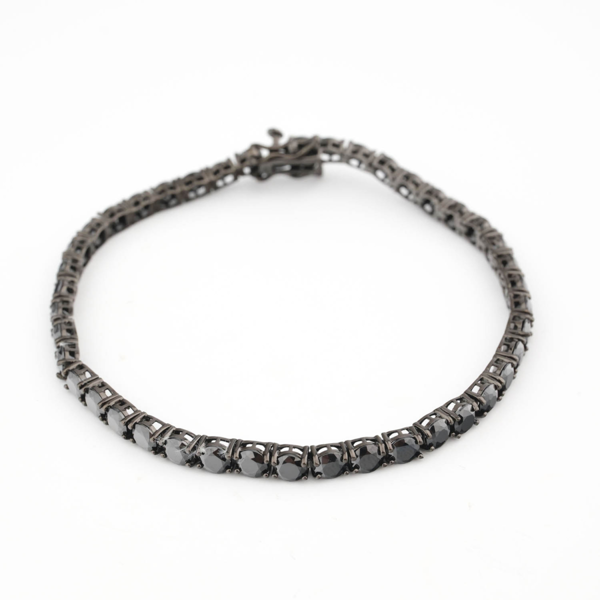 Bracciale tennis di design di lusso in argento sterling 925 con placcatura nera, ornato con pietre di onice nero naturale a taglio sfaccettato rotondo.