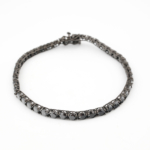 Bracciale tennis di design di lusso in argento sterling 925 con placcatura nera, ornato con pietre di onice nero naturale a taglio sfaccettato rotondo.