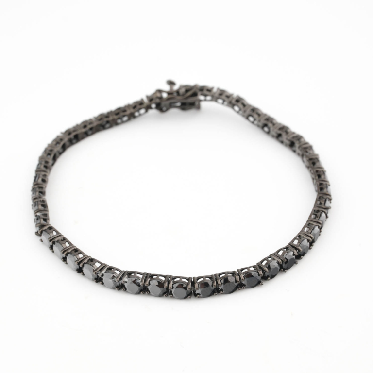 Bracciale tennis di design di lusso in argento sterling 925 con placcatura nera, ornato con pietre di onice nero naturale a taglio sfaccettato rotondo.
