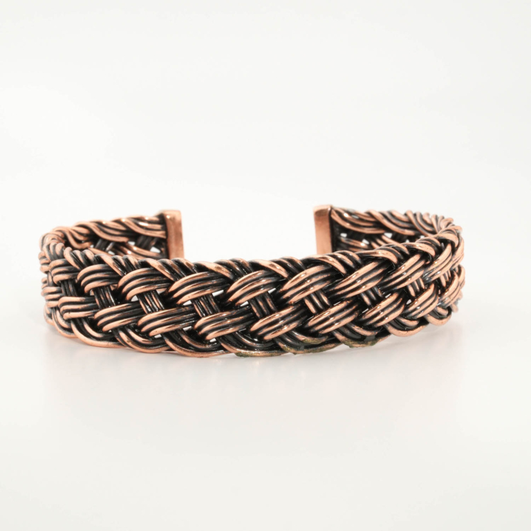 Bracciale rigido e spesso in rame puro intrecciato a mano con finitura brunita stile vintage.