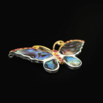 Broche et pendentif de luxe en argent sterling 925 en forme de papillon orné de nacre d'abalone originale et de rubis rouges.