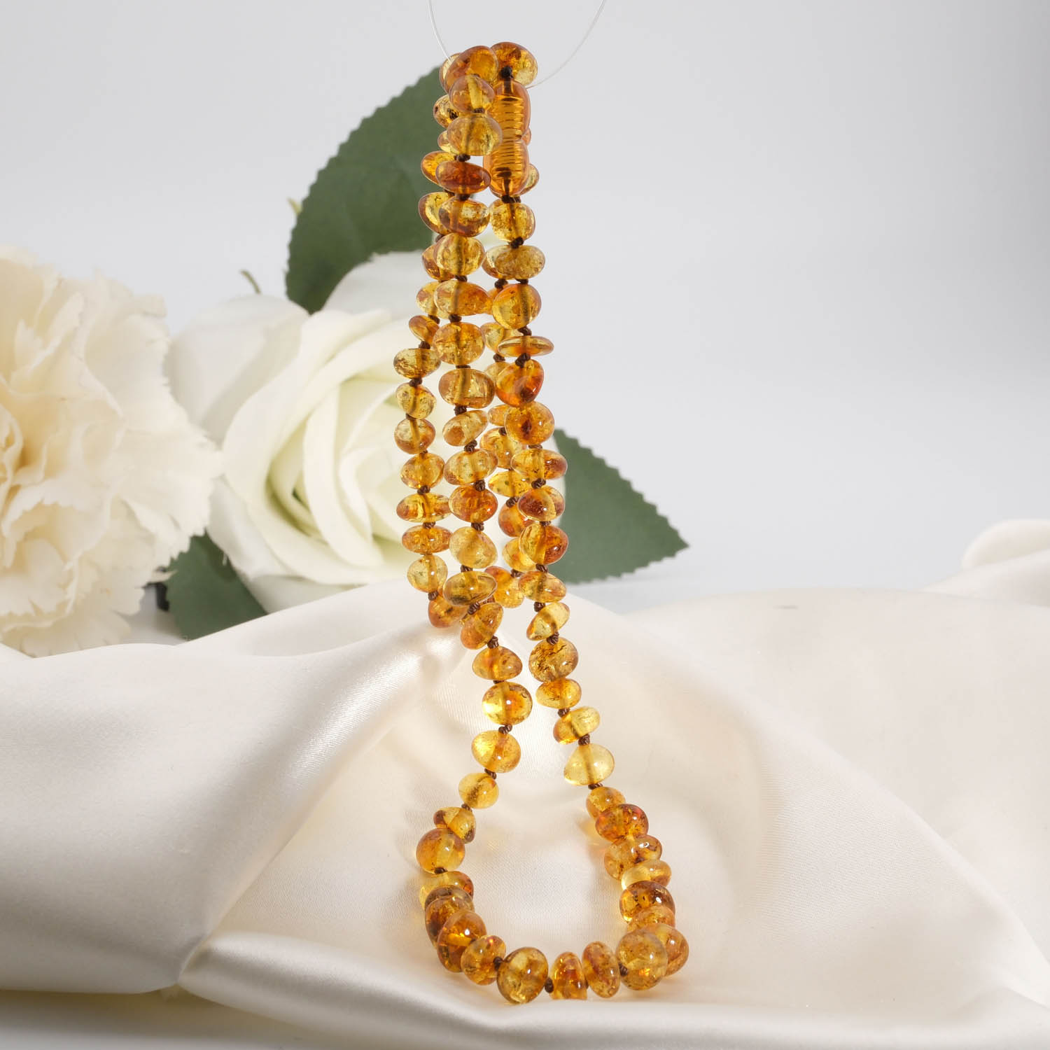certified-original-baltic-amber-gemstone-adult-necklace-13-15g 50-55 cm uzunluğunda 13-15 gram ağırlığında bal sarısı ve açık konyak tonlarında sertifikalı orijinal Baltık kehribar doğal taş yetişkin kolye modeli.