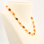 Collana da neonato in ambra baltica naturale originale certificata da 5-7g con grani multicolore e nodi di sicurezza.