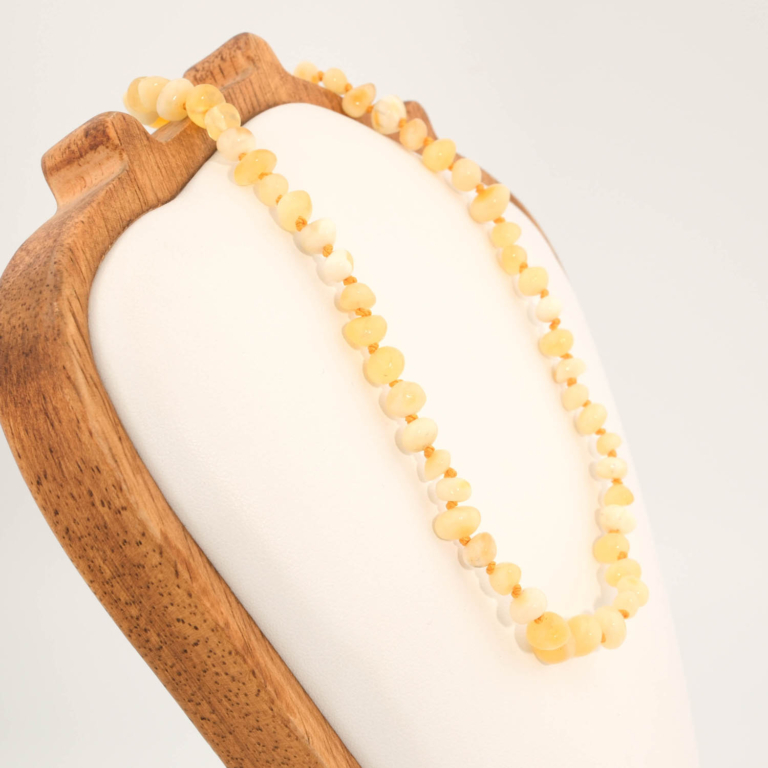 Collana da neonato in ambra baltica naturale originale certificata da 5-7g con grani color burro e nodi di sicurezza.