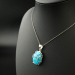 Ciondolo di design di lusso in argento sterling 925, ornato con uma gemma di pietra turchese naturale a taglio cabochon ovale.