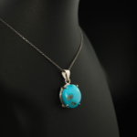 Ciondolo di design di lusso in argento sterling 925, ornato con una gemma di turchese naturale a taglio cabochon.