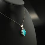 Ciondolo di design di lusso in argento sterling 925, ornato con una gemma di turchese naturale a taglio ovale cabochon.