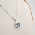 Pendentif de luxe en argent sterling 925 orné d'une topaze mystique certifiée originale et de détails flocon de neige.
