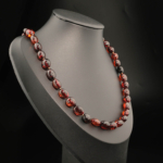 Collier pour adulte en ambre baltique naturel original certifié (20-25g, 53-58cm) avec perles de couleur cerise foncé.