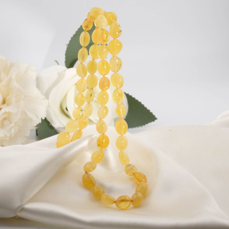 53-58 cm uzunluğunda 13-15 gram ağırlığında mat limon sarısı ve tereyağı tonlarında sertifikalı orijinal Baltık kehribar doğal taş yetişkin kolye modeli.