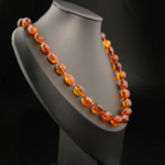 Collier pour adulte en ambre baltique naturel original certifié (27-30g, 54-58cm) avec grandes perles de couleur cognac.