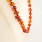 Collier pour adulte en ambre baltique naturel original certifié (23-26g, 59-62cm) avec perles de couleur cognac et cerise.