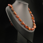 Collar de diseño para adulto en ámbar báltico natural original certificado de 25-30gr y 59-62cm de longitud.
