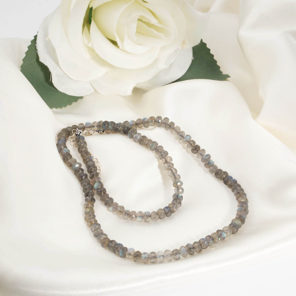 Echte 925 Silber Damen Design-Kette mit 3,5-5,5mm 6A+ Qualität facettierten Labradorit Rondelle-Perlen.
