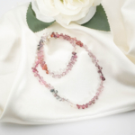 Echte 925 Silber Damen Design-Kette mit tropfenförmig facettierten rosa bunten Saphir Naturstein-Perlen.