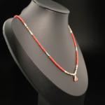 Collana da donna in argento 925 con corallo rosso tunisino 2mm, perla, turchese ed ematite dorata con ciondolo a triangolo.