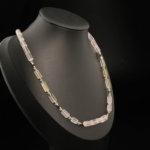 Collana da donna in argento 925 con quarzo rosa, quarzo limone, topazio blu, rubino ed ematite dorata.
