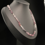 Collana da donna in argento 925 con grani taglio goccia sfaccettati in zaffiro naturale multicolore rosa.