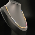 Echte 925 Silber Damen Design-Kette mit tropfenförmig facettierten bunten Saphir Naturstein-Perlen.