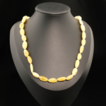 Collier pour adulte en ambre baltique naturel original certifié (12-17g, 53-58cm) avec perles de couleur jaune citron et beurre.