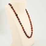 Collier pour adulte en ambre baltique naturel original certifié (15-18g, 54-58cm) avec perles de couleur cognac foncé.