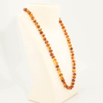 Collier pour adulte en ambre baltique naturel original certifié (20-23g, 59-62cm) avec perles de couleur cognac.