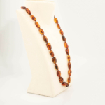 Collier pour adulte en ambre baltique naturel original certifié (25-30g, 60-65cm) avec grandes perles de couleur cognac.