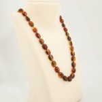 Collier pour adulte en ambre baltique naturel original certifié (25-30g, 60-65cm) avec grandes perles de couleur cognac.