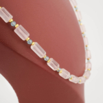Collar de diseño para mujer en plata de ley 925 con cuarzo rosa cilíndrico, topacio azul y hematita dorada.