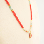 Collar de diseño para mujer en plata de ley 925 con coral rojo de Túnez 2mm, perla, turquesa y hematita dorada con colgante triangular.