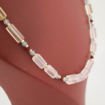 Collar de diseño para mujer en plata de ley 925 con cuarzo rosa, cuarzo limón, topacio azul, rubí y hematita dorada.
