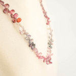 Collar de diseño para mujer en plata de ley 925 con cuentas gota facetadas de zafiro natural multicolor rosa.