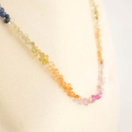 Collana da donna in argento 925 con grani taglio goccia sfaccettati in zaffiro naturale multicolore.
