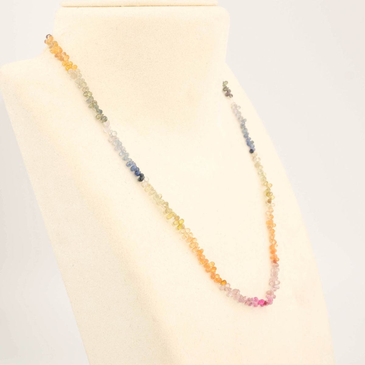 Collar de diseño para mujer en plata de ley 925 con cuentas gota facetadas de zafiro natural multicolor.