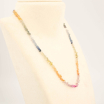 Collar de diseño para mujer en plata de ley 925 con cuentas gota facetadas de zafiro natural multicolor.