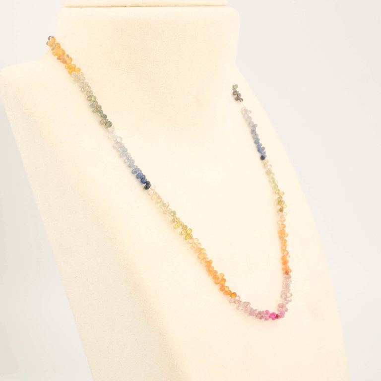 Collar de diseño para mujer en plata de ley 925 con cuentas gota facetadas de zafiro natural multicolor.