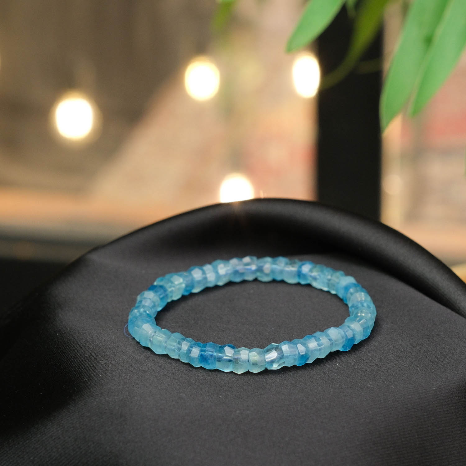 faceted-aquamarine-4×6-5mm-naturstein-schmuck-luxus-armband-vip 4x6,5mm özel rondel faset kesim yarı saydam deniz mavisi tonlarında 8A+ VIP kalite orijinal akuamarin doğal taş tasarım bileklik modeli.