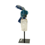 Scultura di design a forma di pappagallo intagliata in sodalite, calcite blu e quarzo ialino con base in metallo.