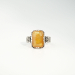 Handgefertigter Luxus-Ring aus 925 Silber mit einem originalen 8,25ct gelben Saphir-Naturstein im rechteckigen Fasetten-Schliff.