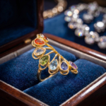 Yelpaze formlu gold kaplama gümüş montür üzerinde sıralı damla faset kesim orijinal ametist, safir, topaz, zebercet, sitrin, akik ve garnet taşlı lüks 925 ayar gümüş kadın tasarım yüzük modeli.