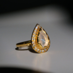 Anillo de diseño de lujo para mujer adornado con gema de piedra de luna natural original corte pera y esmalte en baño de oro sobre plata de ley 925.