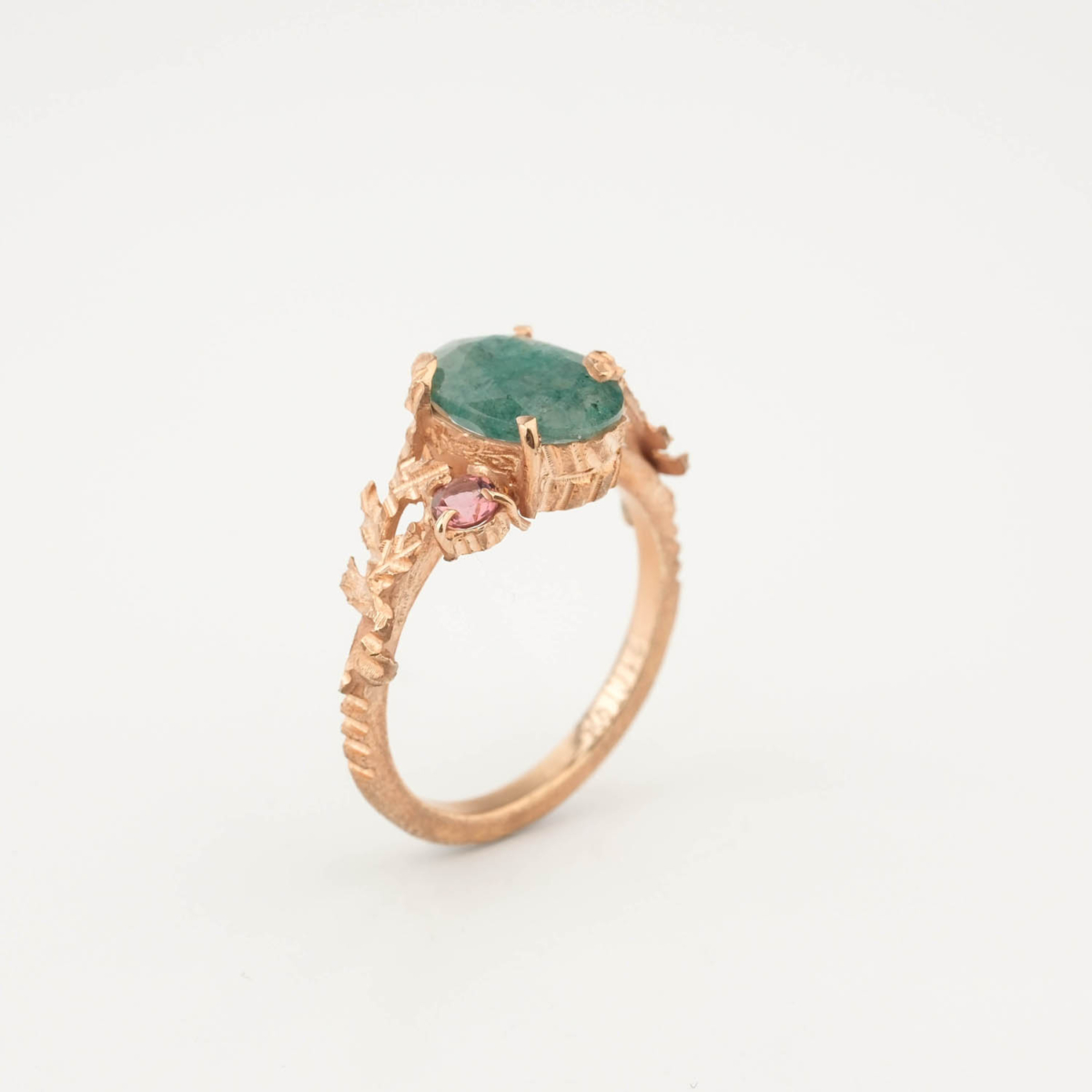 Bague de luxe pour femme en argent sterling 925 plaqué or rose ornée d'un motif de branche, d'une émeraude d'Afghanistan ve de tourmalines roses.